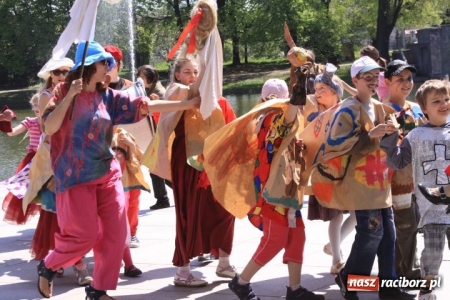Zdjęcie w galerii na portalu naszraciborz.pl: W parku Roth kolorowo i wesoło wiadomości z regionu