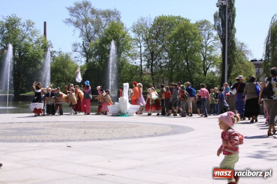 Zdjęcie w galerii na portalu naszraciborz.pl: W parku Roth kolorowo i wesoło wiadomości z regionu