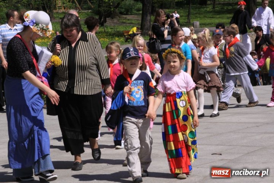 Zdjęcie w galerii na portalu naszraciborz.pl: W parku Roth kolorowo i wesoło wiadomości z regionu