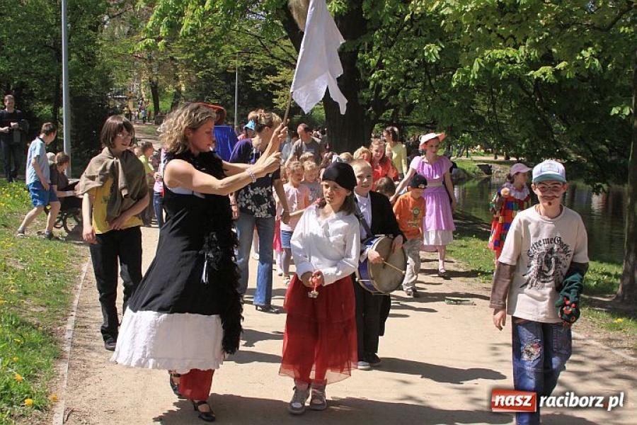 Zdjęcie w galerii na portalu naszraciborz.pl: W parku Roth kolorowo i wesoło wiadomości z regionu