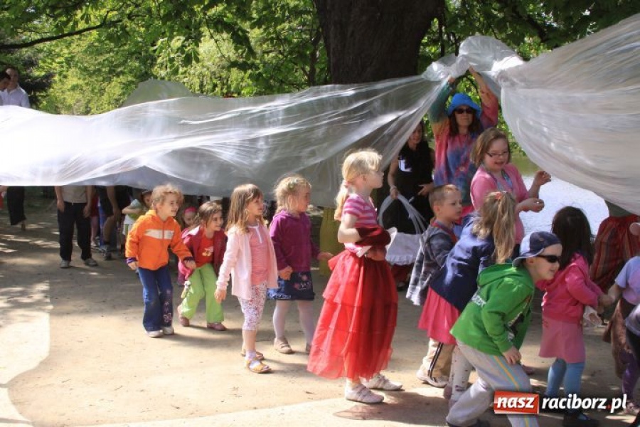 Zdjęcie w galerii na portalu naszraciborz.pl: W parku Roth kolorowo i wesoło wiadomości z regionu
