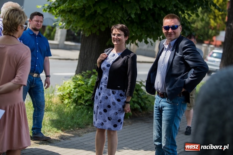 Zdjęcie w galerii na portalu naszraciborz.pl: Rusza budowa bloków przy Łąkowej. Dziś prezydent wbił pierwszą łopatę wiadomości z regionu