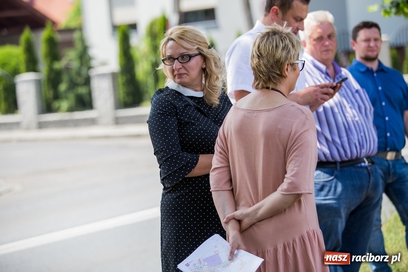 Zdjęcie w galerii na portalu naszraciborz.pl: Rusza budowa bloków przy Łąkowej. Dziś prezydent wbił pierwszą łopatę wiadomości z regionu