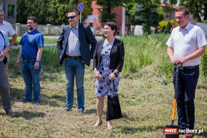 Zdjęcie w galerii na portalu naszraciborz.pl: Rusza budowa bloków przy Łąkowej. Dziś prezydent wbił pierwszą łopatę wiadomości z regionu