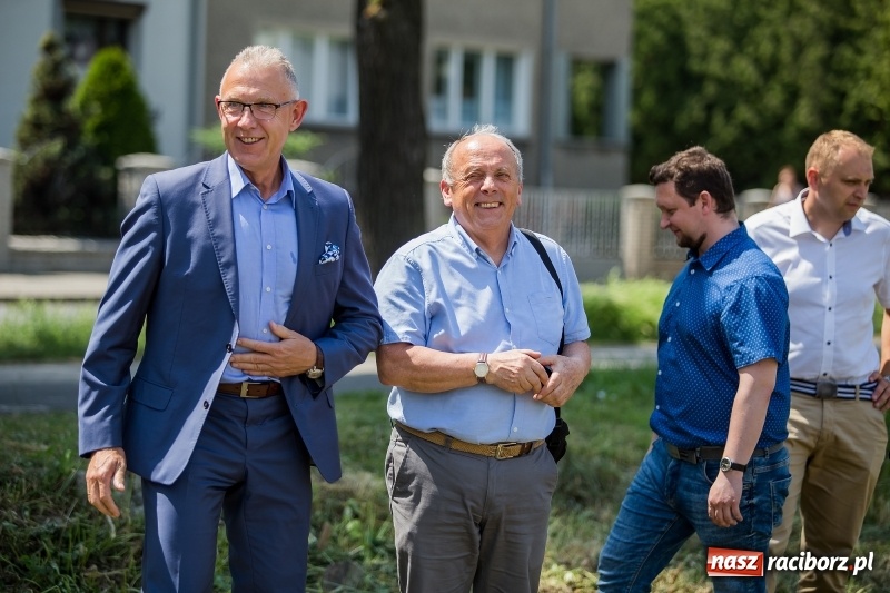 Zdjęcie w galerii na portalu naszraciborz.pl: Rusza budowa bloków przy Łąkowej. Dziś prezydent wbił pierwszą łopatę wiadomości z regionu