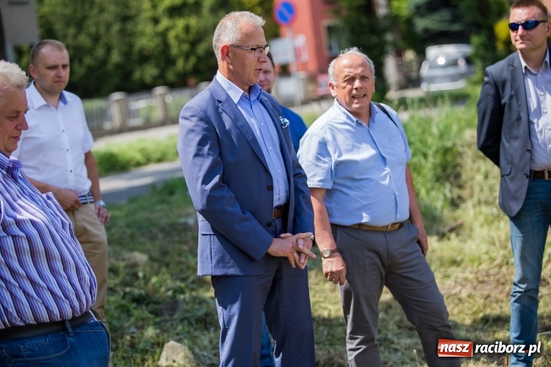 Zdjęcie w galerii na portalu naszraciborz.pl: Rusza budowa bloków przy Łąkowej. Dziś prezydent wbił pierwszą łopatę wiadomości z regionu