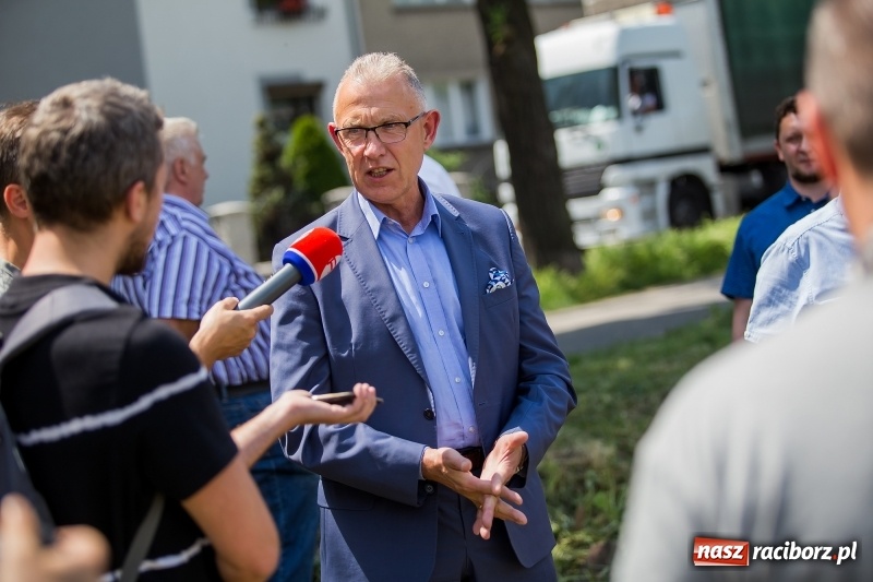 Zdjęcie w galerii na portalu naszraciborz.pl: Rusza budowa bloków przy Łąkowej. Dziś prezydent wbił pierwszą łopatę wiadomości z regionu
