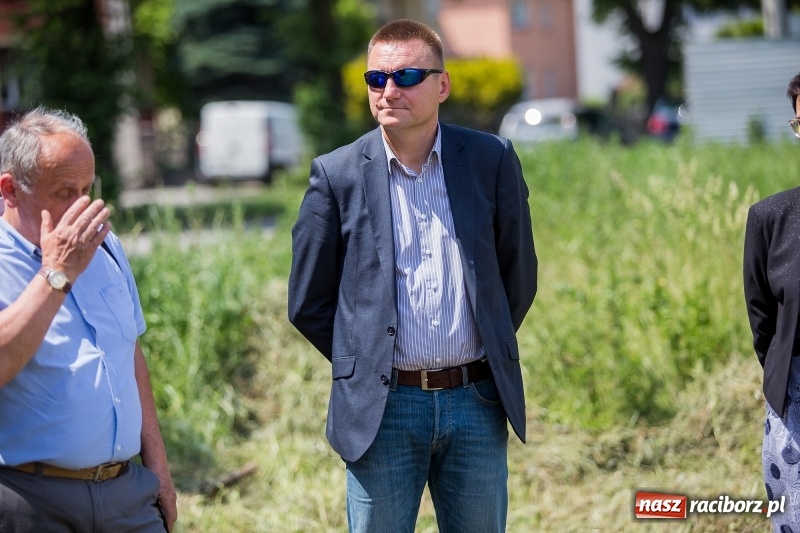 Zdjęcie w galerii na portalu naszraciborz.pl: Rusza budowa bloków przy Łąkowej. Dziś prezydent wbił pierwszą łopatę wiadomości z regionu