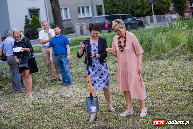 Zdjęcie w galerii na portalu naszraciborz.pl: Rusza budowa bloków przy Łąkowej. Dziś prezydent wbił pierwszą łopatę wiadomości z regionu