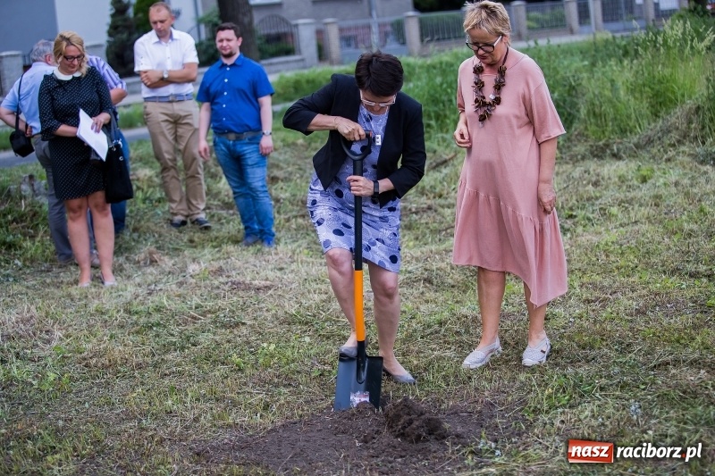 Zdjęcie w galerii na portalu naszraciborz.pl: Rusza budowa bloków przy Łąkowej. Dziś prezydent wbił pierwszą łopatę wiadomości z regionu