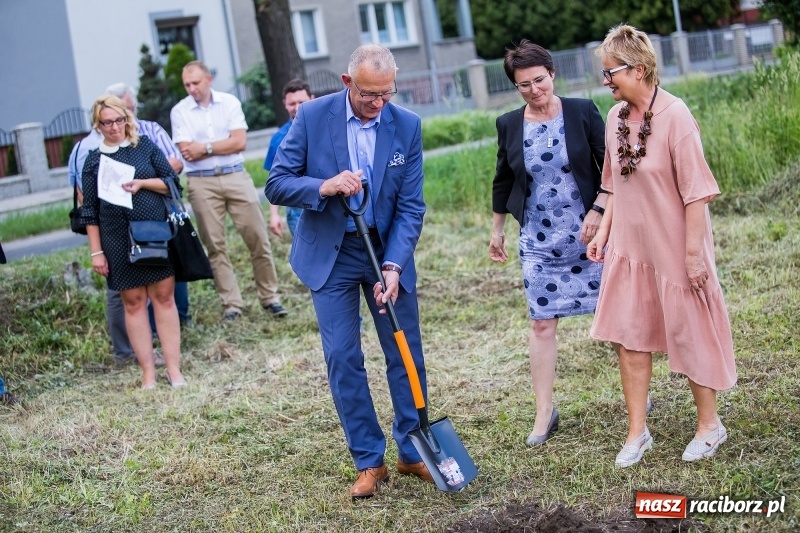 Zdjęcie w galerii na portalu naszraciborz.pl: Rusza budowa bloków przy Łąkowej. Dziś prezydent wbił pierwszą łopatę wiadomości z regionu