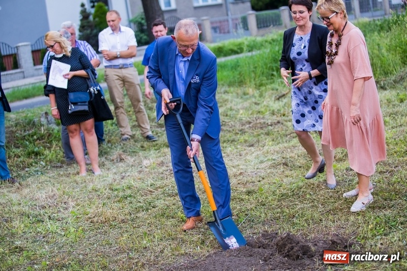Zdjęcie w galerii na portalu naszraciborz.pl: Rusza budowa bloków przy Łąkowej. Dziś prezydent wbił pierwszą łopatę wiadomości z regionu