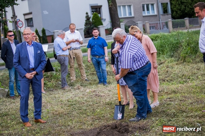 Zdjęcie w galerii na portalu naszraciborz.pl: Rusza budowa bloków przy Łąkowej. Dziś prezydent wbił pierwszą łopatę wiadomości z regionu