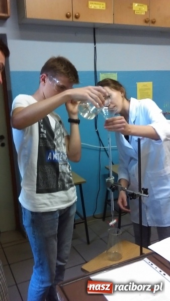 Zdjęcie w galerii na portalu naszraciborz.pl: Warsztaty chemiczne w CKZiU nr 1 w Raciborzu wiadomości z regionu
