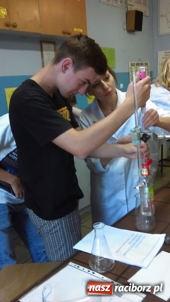 Zdjęcie w galerii na portalu naszraciborz.pl: Warsztaty chemiczne w CKZiU nr 1 w Raciborzu wiadomości z regionu