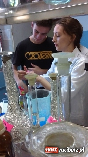 Zdjęcie w galerii na portalu naszraciborz.pl: Warsztaty chemiczne w CKZiU nr 1 w Raciborzu wiadomości z regionu