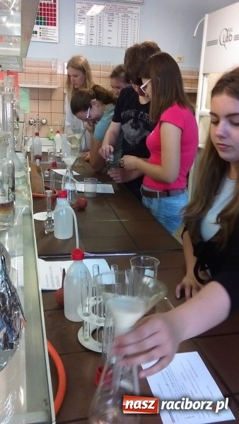 Zdjęcie w galerii na portalu naszraciborz.pl: Warsztaty chemiczne w CKZiU nr 1 w Raciborzu wiadomości z regionu
