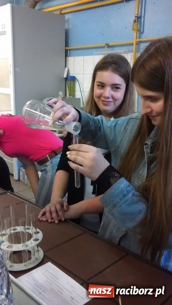 Zdjęcie w galerii na portalu naszraciborz.pl: Warsztaty chemiczne w CKZiU nr 1 w Raciborzu wiadomości z regionu