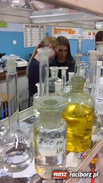 Zdjęcie w galerii na portalu naszraciborz.pl: Warsztaty chemiczne w CKZiU nr 1 w Raciborzu wiadomości z regionu