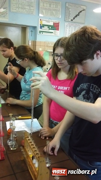Zdjęcie w galerii na portalu naszraciborz.pl: Warsztaty chemiczne w CKZiU nr 1 w Raciborzu wiadomości z regionu