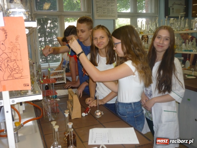 Zdjęcie w galerii na portalu naszraciborz.pl: Warsztaty chemiczne w CKZiU nr 1 w Raciborzu wiadomości z regionu