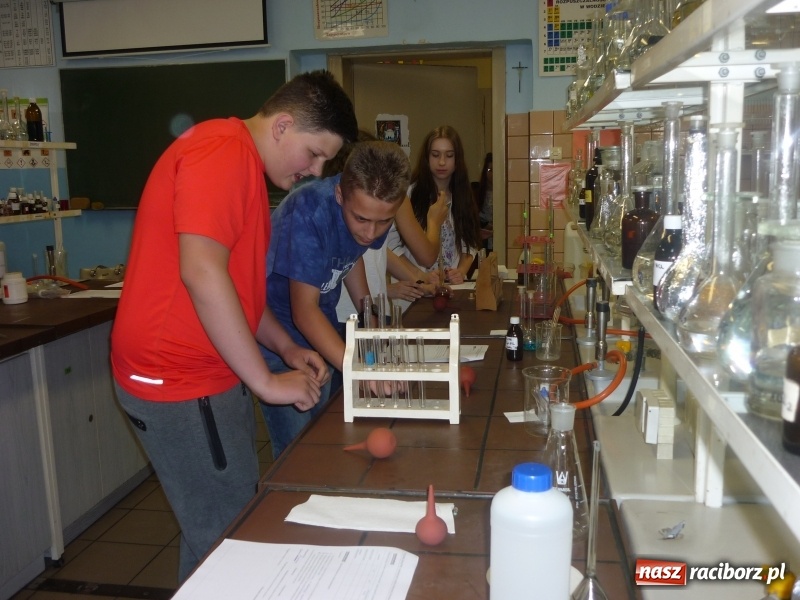 Zdjęcie w galerii na portalu naszraciborz.pl: Warsztaty chemiczne w CKZiU nr 1 w Raciborzu wiadomości z regionu