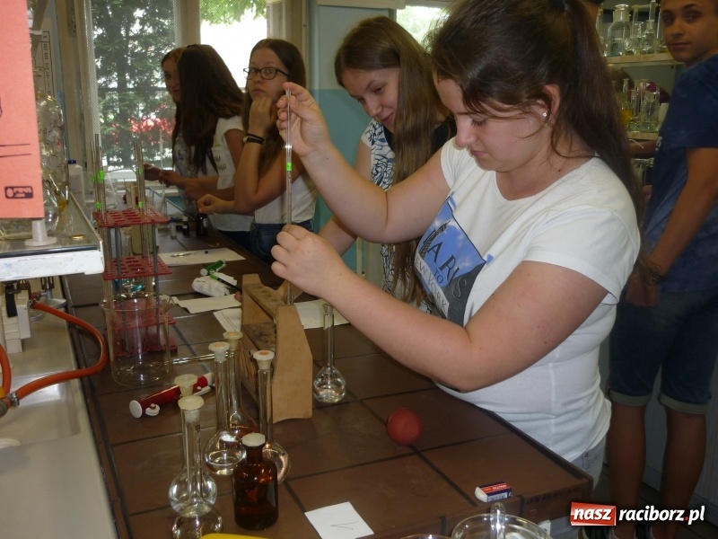 Zdjęcie w galerii na portalu naszraciborz.pl: Warsztaty chemiczne w CKZiU nr 1 w Raciborzu wiadomości z regionu