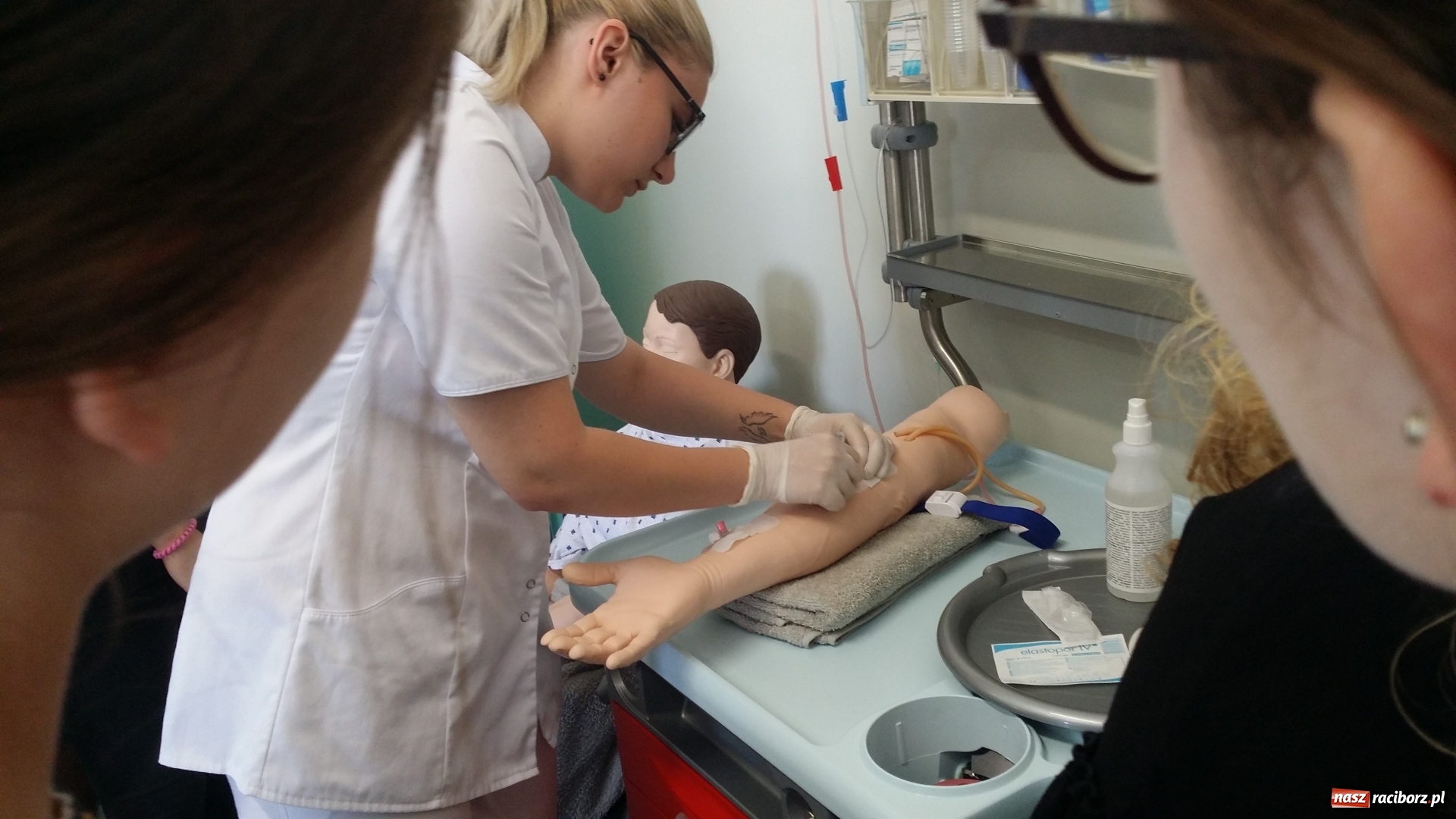 Zdjęcie w galerii na portalu naszraciborz.pl: Lekcja pielęgniarstwa dla uczniów z Kasprowicza w raciborskiej PWSZ wiadomości z regionu