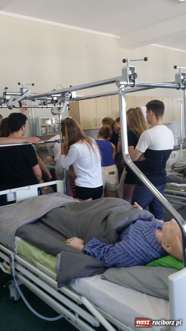 Zdjęcie w galerii na portalu naszraciborz.pl: Lekcja pielęgniarstwa dla uczniów z Kasprowicza w raciborskiej PWSZ wiadomości z regionu