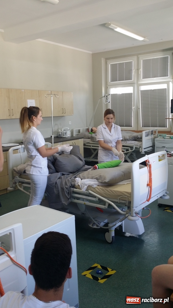 Zdjęcie w galerii na portalu naszraciborz.pl: Lekcja pielęgniarstwa dla uczniów z Kasprowicza w raciborskiej PWSZ wiadomości z regionu