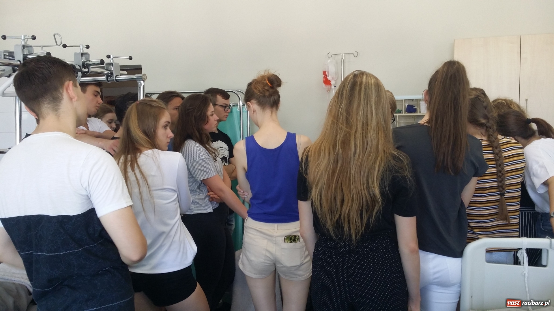 Zdjęcie w galerii na portalu naszraciborz.pl: Lekcja pielęgniarstwa dla uczniów z Kasprowicza w raciborskiej PWSZ wiadomości z regionu