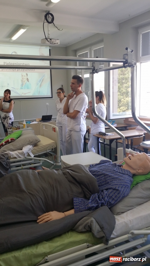 Zdjęcie w galerii na portalu naszraciborz.pl: Lekcja pielęgniarstwa dla uczniów z Kasprowicza w raciborskiej PWSZ wiadomości z regionu