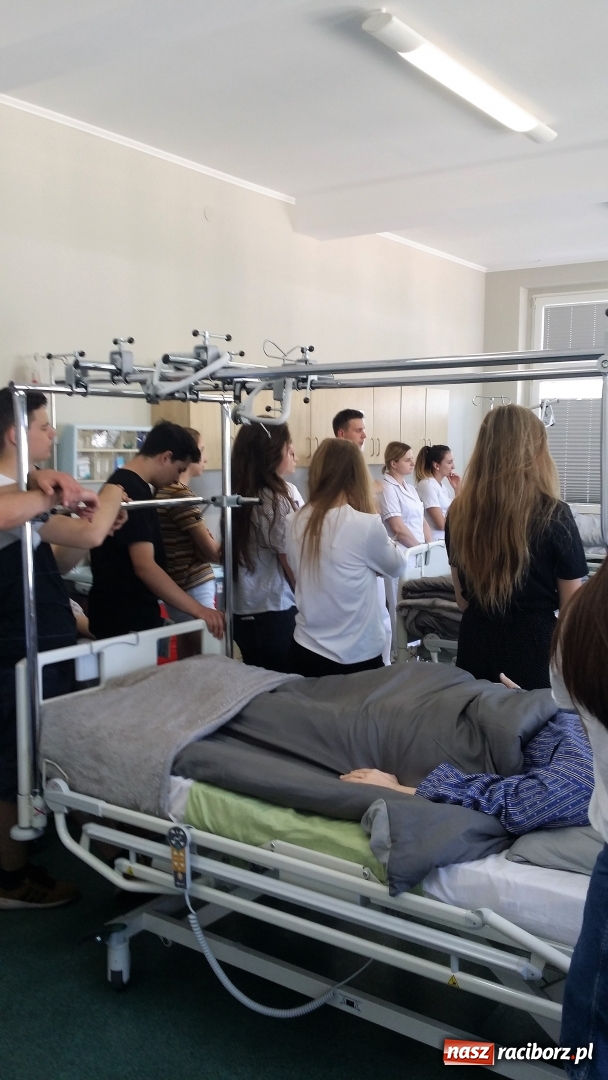 Zdjęcie w galerii na portalu naszraciborz.pl: Lekcja pielęgniarstwa dla uczniów z Kasprowicza w raciborskiej PWSZ wiadomości z regionu