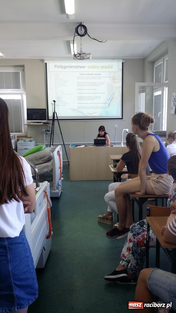 Zdjęcie w galerii na portalu naszraciborz.pl: Lekcja pielęgniarstwa dla uczniów z Kasprowicza w raciborskiej PWSZ wiadomości z regionu