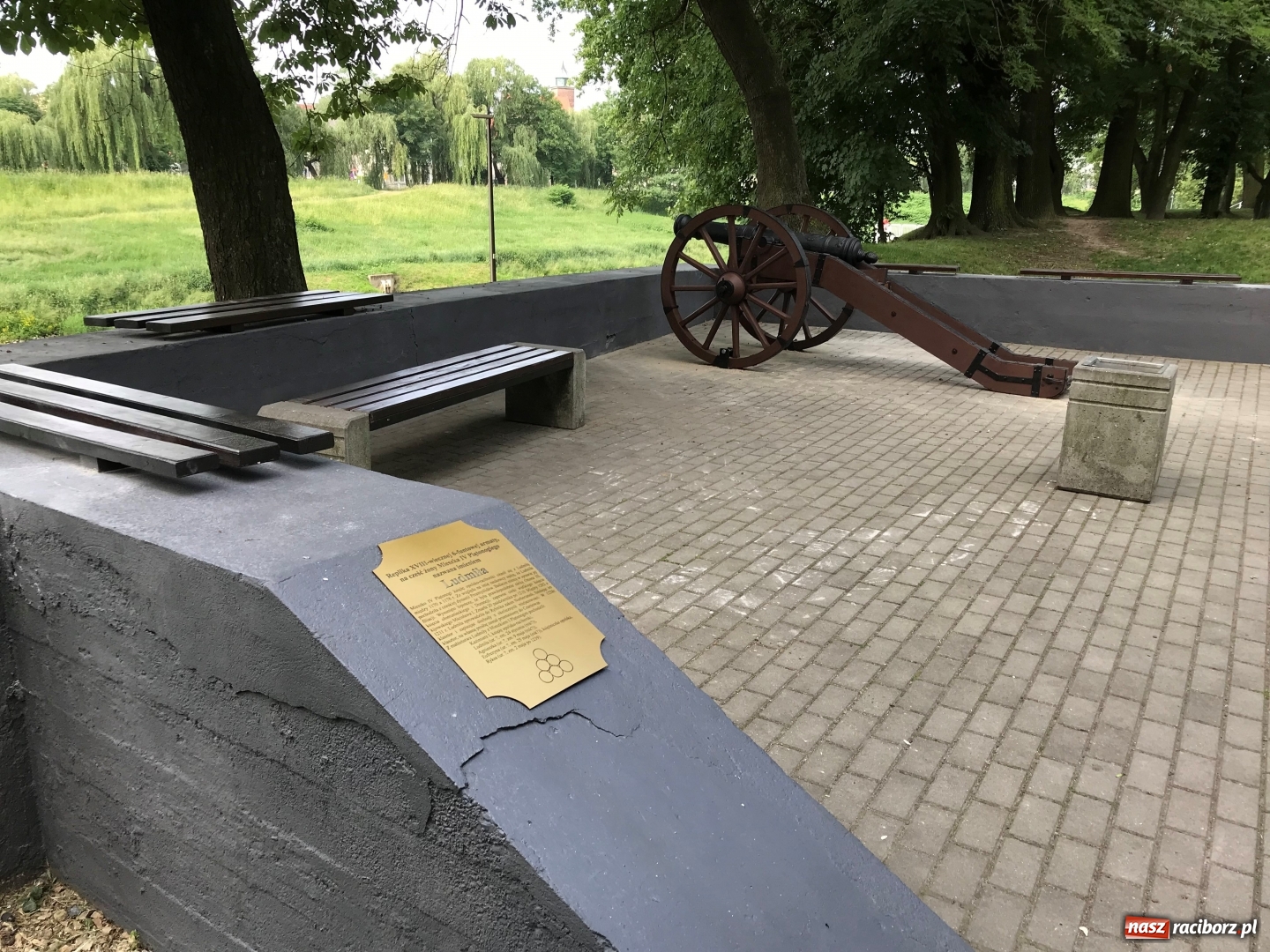 Zdjęcie w galerii na portalu naszraciborz.pl: Ludmiła gotowa do strzału. W Parku Zamkowym na stałe stanęła replika armaty wiadomości z regionu