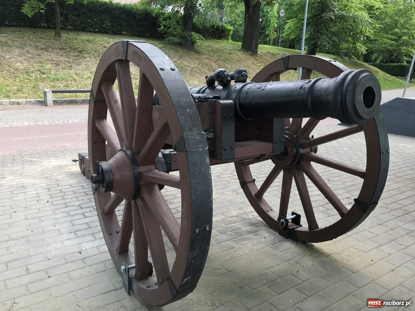 Zdjęcie w galerii na portalu naszraciborz.pl: Ludmiła gotowa do strzału. W Parku Zamkowym na stałe stanęła replika armaty wiadomości z regionu