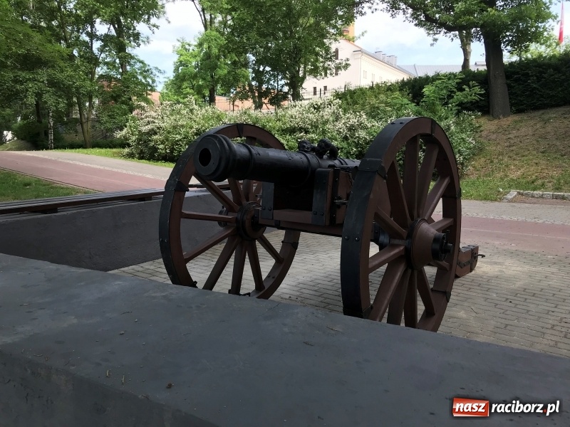Zdjęcie w galerii na portalu naszraciborz.pl: Ludmiła gotowa do strzału. W Parku Zamkowym na stałe stanęła replika armaty wiadomości z regionu