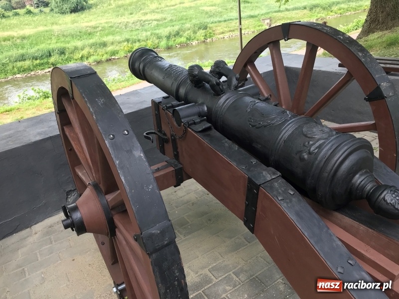 Zdjęcie w galerii na portalu naszraciborz.pl: Ludmiła gotowa do strzału. W Parku Zamkowym na stałe stanęła replika armaty wiadomości z regionu