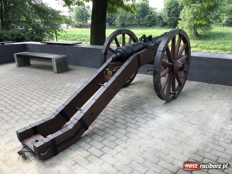 Zdjęcie w galerii na portalu naszraciborz.pl: Ludmiła gotowa do strzału. W Parku Zamkowym na stałe stanęła replika armaty wiadomości z regionu