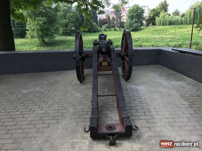 Zdjęcie w galerii na portalu naszraciborz.pl: Ludmiła gotowa do strzału. W Parku Zamkowym na stałe stanęła replika armaty wiadomości z regionu