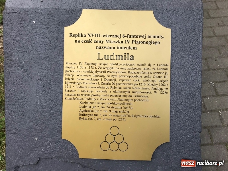 Zdjęcie w galerii na portalu naszraciborz.pl: Ludmiła gotowa do strzału. W Parku Zamkowym na stałe stanęła replika armaty wiadomości z regionu