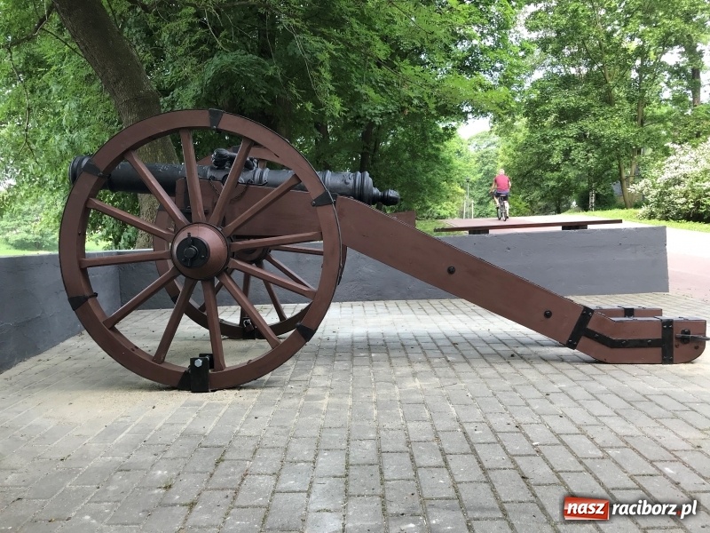 Zdjęcie w galerii na portalu naszraciborz.pl: Ludmiła gotowa do strzału. W Parku Zamkowym na stałe stanęła replika armaty wiadomości z regionu
