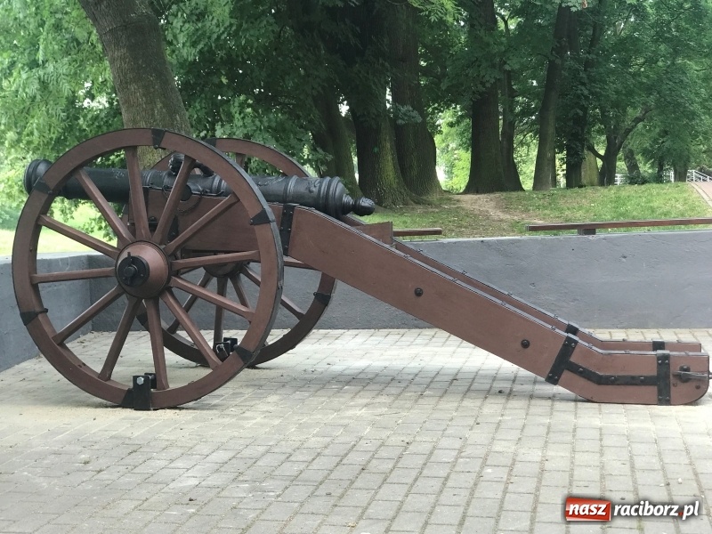 Zdjęcie w galerii na portalu naszraciborz.pl: Ludmiła gotowa do strzału. W Parku Zamkowym na stałe stanęła replika armaty wiadomości z regionu