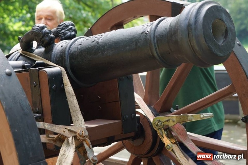 Zdjęcie w galerii na portalu naszraciborz.pl: Ludmiła gotowa do strzału. W Parku Zamkowym na stałe stanęła replika armaty wiadomości z regionu