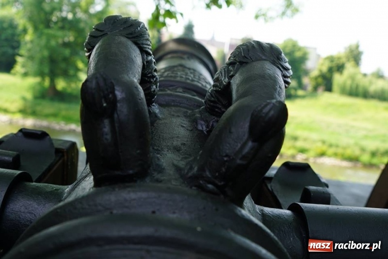 Zdjęcie w galerii na portalu naszraciborz.pl: Ludmiła gotowa do strzału. W Parku Zamkowym na stałe stanęła replika armaty wiadomości z regionu