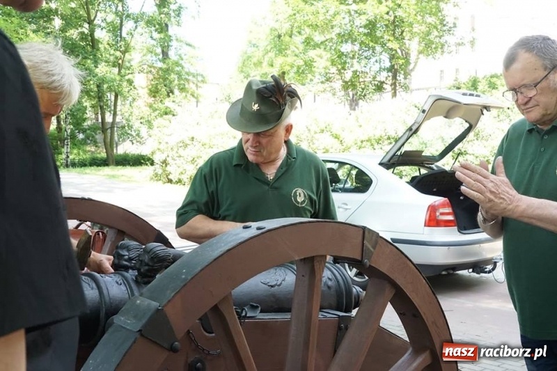 Zdjęcie w galerii na portalu naszraciborz.pl: Ludmiła gotowa do strzału. W Parku Zamkowym na stałe stanęła replika armaty wiadomości z regionu