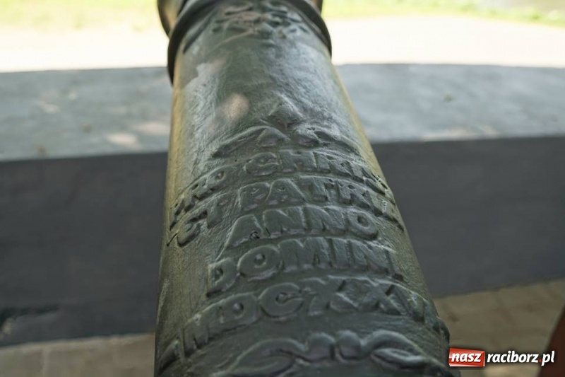 Zdjęcie w galerii na portalu naszraciborz.pl: Ludmiła gotowa do strzału. W Parku Zamkowym na stałe stanęła replika armaty wiadomości z regionu