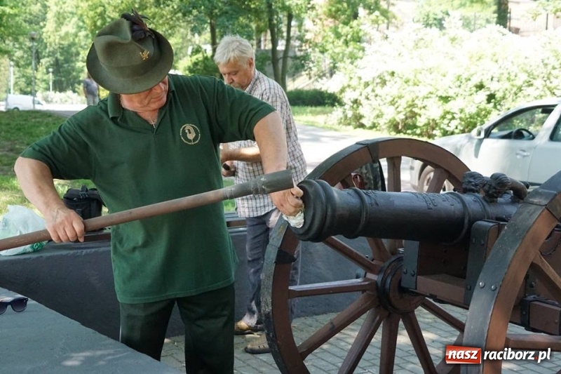Zdjęcie w galerii na portalu naszraciborz.pl: Ludmiła gotowa do strzału. W Parku Zamkowym na stałe stanęła replika armaty wiadomości z regionu