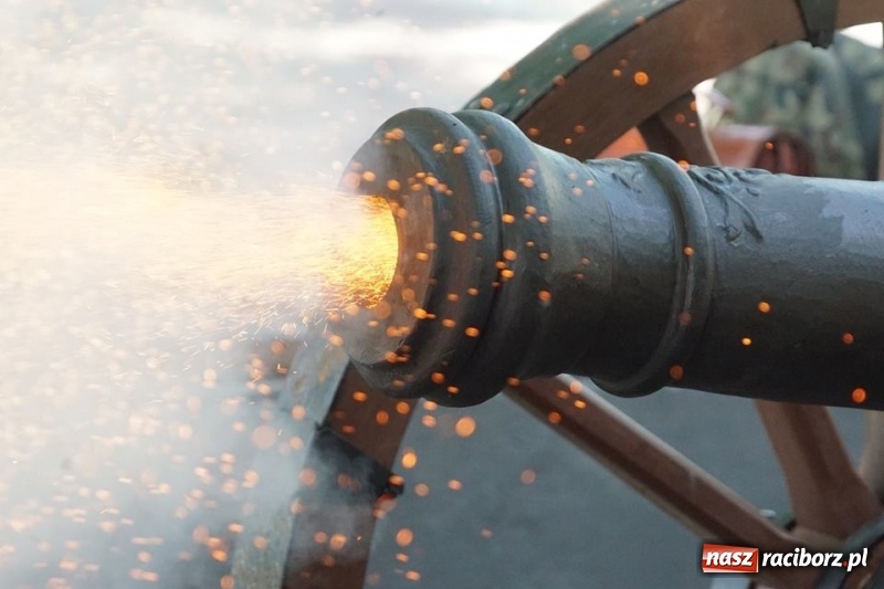 Zdjęcie w galerii na portalu naszraciborz.pl: Ludmiła gotowa do strzału. W Parku Zamkowym na stałe stanęła replika armaty wiadomości z regionu