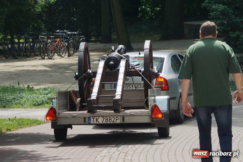 Zdjęcie w galerii na portalu naszraciborz.pl: Ludmiła gotowa do strzału. W Parku Zamkowym na stałe stanęła replika armaty wiadomości z regionu